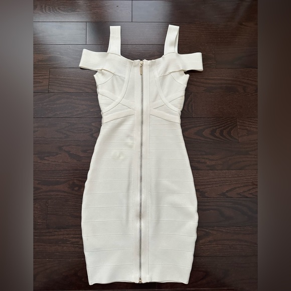 Marciano Cream Off-Shoulder body con Dress - Picture 2 of 7